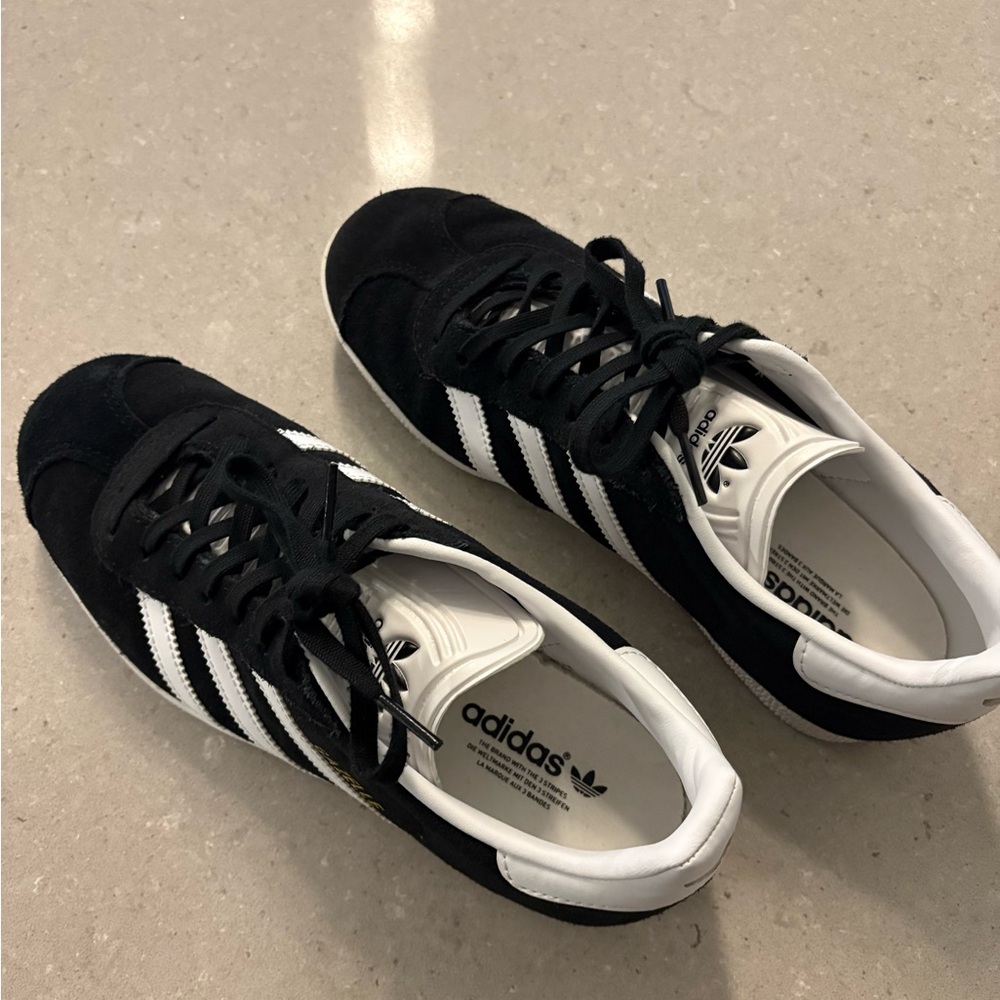 Unisex Adidas Gazelle (MENS 6/ WOMENS 7.5) black and white. Almost new